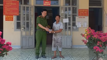Nhặt được ví tiền, đem nộp Công an