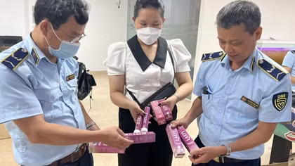 Khởi tố 2 bị can buôn bán hàng giả trên không gian mạng