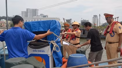 Công an các địa phương giúp dân tránh bão Talim