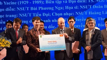 Vở kịch thơ “Người đi dép cao su” lần đầu được dàn dựng tại Việt Nam