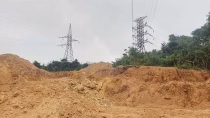 Ngang nhiên khai thác đất sát trụ điện cao thế