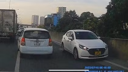 Xế hộp biển vàng ngông nghênh ngược chiều Vành đai 3 trên cao