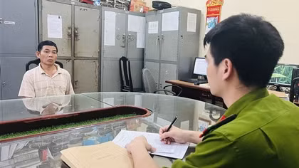 Sát hại hàng xóm vì lôi kéo vợ mình đi ăn chơi, hát hò