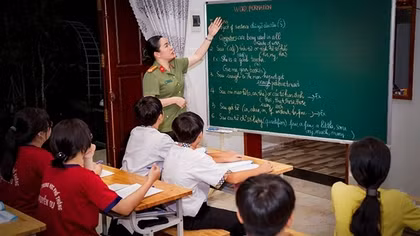 "Cô giáo Công an" mở lớp tiếng Anh miễn phí cho trẻ em nghèo
