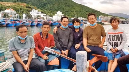 Đưa 6 ngư dân lâm nạn ở vùng biển Hòn Mun vào đất liền an toàn