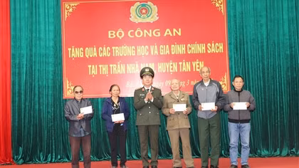 Bộ Công an tặng quà trường học, gia đình chính sách ở Bắc Giang