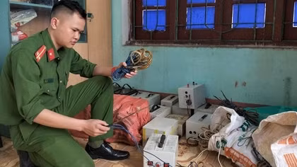 Mầm họa từ việc dùng kích điện bắt giun đất