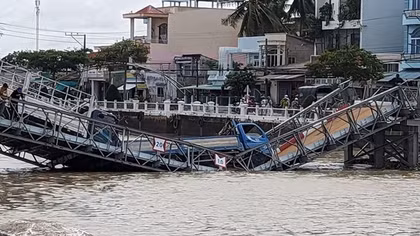 Cầu tạm ở Trà Vinh đang thử tải trọng thì bị sập