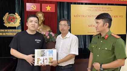 Công an phường Hàng Buồm trao trả tài sản bị mất cho người dân