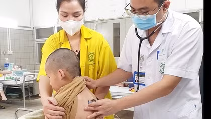 Một bệnh nhi mắc vi khuẩn tiêu hủy xương cực hiếm gặp