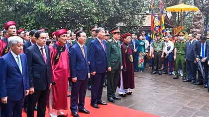 Chủ tịch nước Võ Văn Thưởng dâng hương tưởng niệm các Vua Hùng