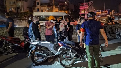 Cảnh sát trắng đêm truy bắt các nhóm thanh niên gây náo loạn đường phố cuối tuần