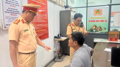 Tài xế phóng tốc độ cao, chống đối CSGT vì xe quá hạn lưu hành