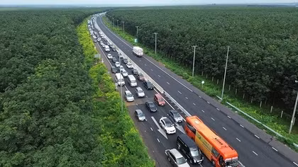 Nút thắt cổ chai ở trạm thu phí khiến cao tốc Phan Thiết - Dầu Giây ùn tắc kéo dài