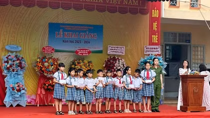 Niềm vui ngày khai trường của học sinh có hoàn cảnh khó khăn