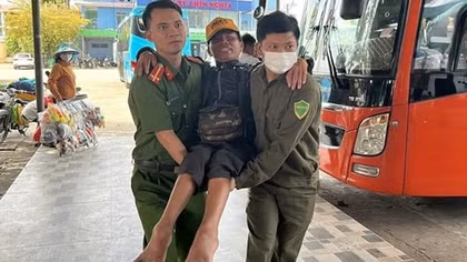 Hỏng xe lăn, người đàn ông tàn tật được Công an giúp di chuyển xe khách Bắc - Nam