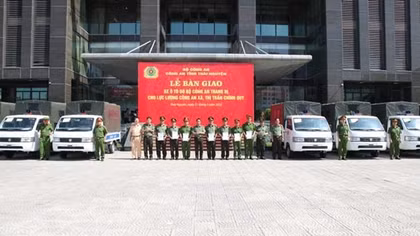 Thái Nguyên: Bàn giao ô tô tuần tra cho 32 công an xã, thị trấn