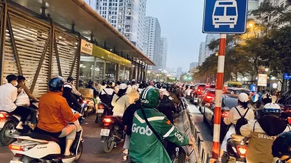 Tổ chức lại giao thông tại hàng loạt nút giao, Hà Nội vẫn ùn tắc