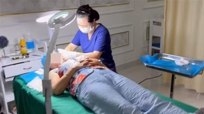 Nữ lao công thẩm mỹ viện trực tiếp… phẫu thuật cho khách
