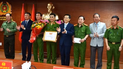 Khen thưởng CBCS lập thành tích xuất sắc dịp lễ 30/4