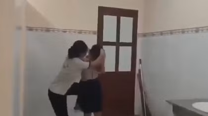 Nữ sinh ở TP Hồ Chí Minh bị bạn đánh trong nhà vệ sinh