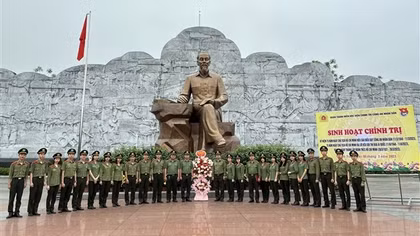 Đoàn Thanh niên Học viện Chính trị CAND về nguồn tại Khu lưu niệm Sáu điều Bác Hồ dạy CAND