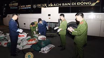 Hơn 8 tạ mỡ hôi thối "ém" trên xe khách Sơn La chuẩn bị về Hà Nội