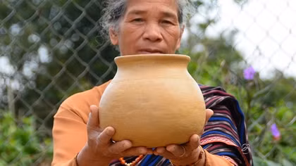 Về miền gốm cổ Churu…