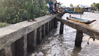 Thi thể thiếu nữ 15 tuổi ở Cà Mau trôi dạt vào bờ biển