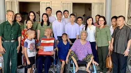 Hội Phụ nữ, Công đoàn Cục Truyền thông CAND tri ân, tặng quà các cựu chiến binh và nạn nhân chất độc da cam