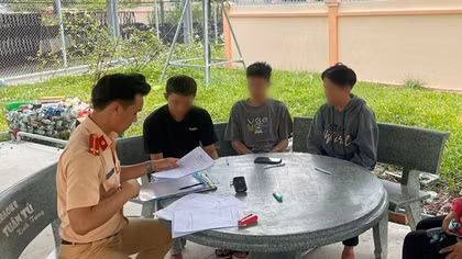 Lái xe mô tô bằng chân, bị phạt 9 triệu đồng