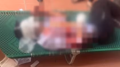 Giáo viên vừa rời khỏi lớp, nam sinh bị bạn chém thương tích