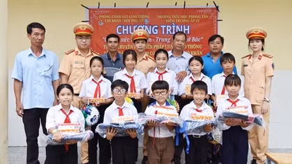 Mang Trung thu đến với học sinh nghèo vùng ven