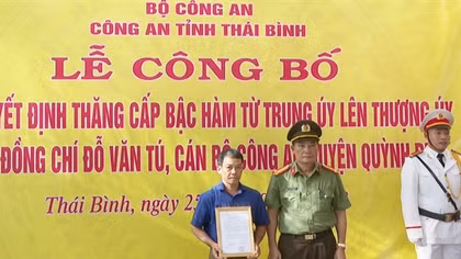 Trao quyết định truy thăng cấp bậc hàm cho cán bộ Công an thị trấn hy sinh