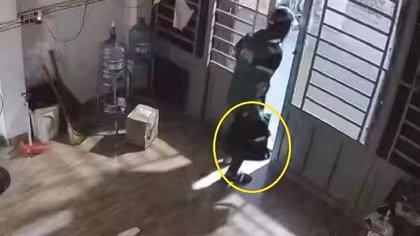 Mặc áo xe ôm công nghệ, hai đối tượng đột nhập phòng trọ trộm tài sản