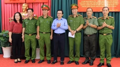 Khen thưởng đột xuất cho các thành viên phá nhanh vụ cướp tài sản