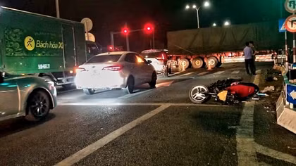 Nửa đêm kẹp 3 đua tốc độ, tông đuôi xe đầu kéo