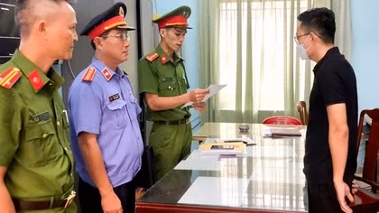 Lợi dụng lòng tin người gửi tiền, cựu nhân viên ngân hàng lừa đảo chiếm đoạt hơn 5 tỉ đồng