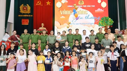 Công an TP Cần Thơ tổ chức Tết Trung thu cho các cháu thiếu nhi mồ côi
