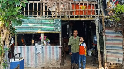 Lão ngư xóm Phao giữa sông Hồng