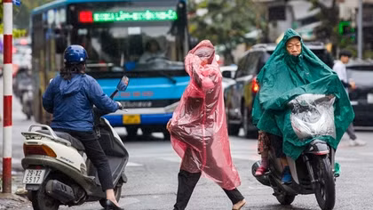 Người Hà Nội co ro trong mưa rét đầu mùa