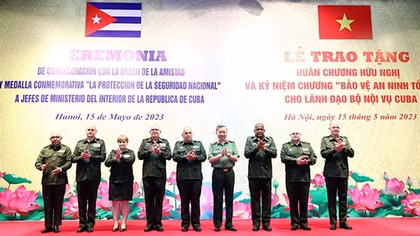 Trao phần thưởng cao quý của Đảng, Nhà nước và Bộ Công an Việt Nam tặng Bộ Nội vụ Cuba