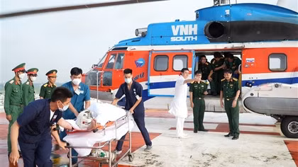 Dùng trực thăng đưa 3 thợ lặn bị giảm áp vào đất liền cấp cứu