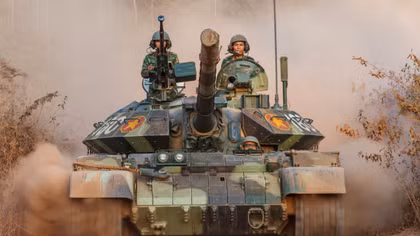 Ngắm dàn cua thép T-54 của Việt Nam sau khi được "cải lão hoàn đồng"