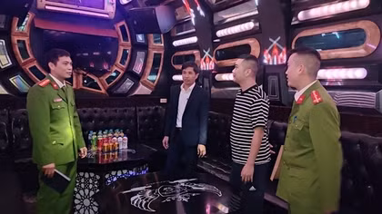 Quán karaoke ngoài cửa đóng then cài, trong vẫn “bung lụa”