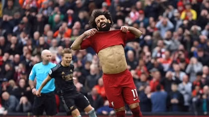 HLV Liverpool ăn mừng khi học trò đá hỏng phạt đền