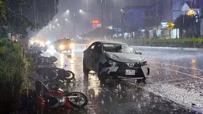 Tạm giữ tài xế lái ô tô đâm hàng loạt xe máy làm 1 người tử vong