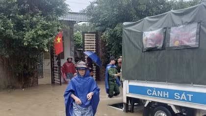 Công an dùng xe chuyên dụng chở người và tài sản thoát khỏi cơn lũ