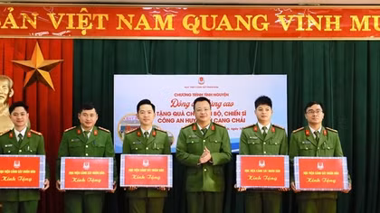 Mang “Đông ấm vùng cao” đến CBCS Công an và bà con nhân dân Yên Bái