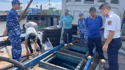 Tạm giữ tàu chở 50.000 lít dầu DO không rõ nguồn gốc